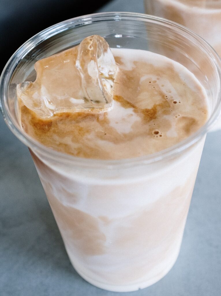 a glass of iced latte